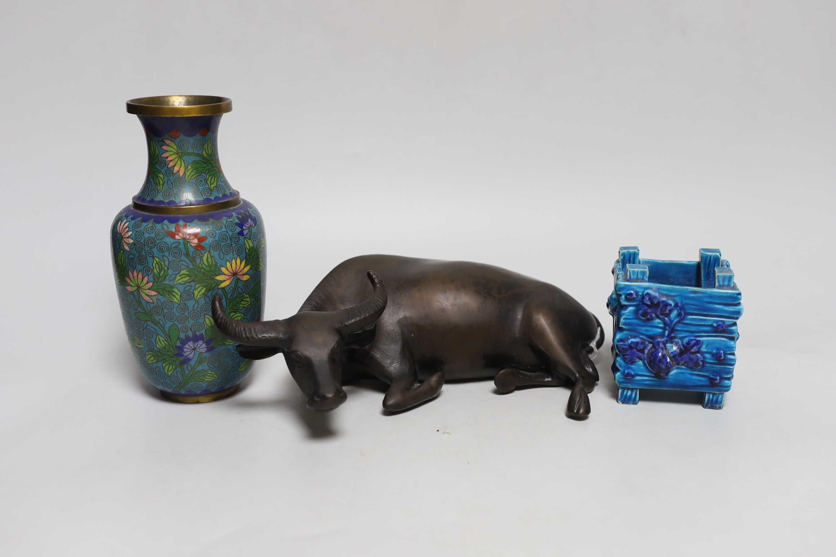 A model of a Chinese bronze bull, a cloisonné enamel vase, a export plate and a Japanese pottery vessel, tallest 17cm high